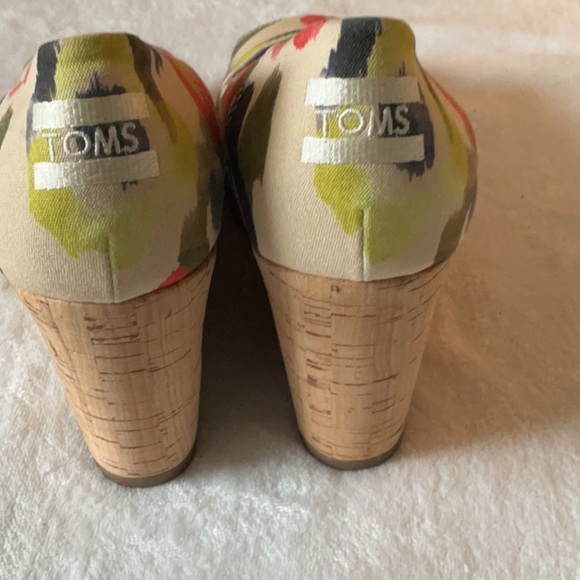 Toms Red and Blue Wedges Stylish Comfort - Picture 2 of 9